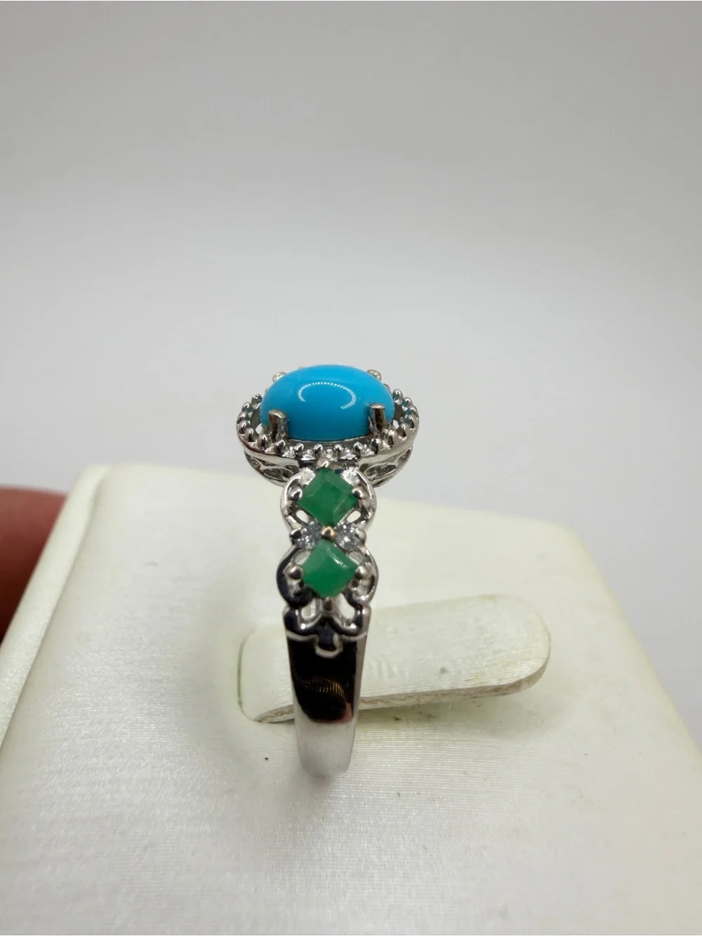 NWOT 5x7mm Sleeping Beauty Turquoise Cabochon w/ emerald accent‎ ring in 925!